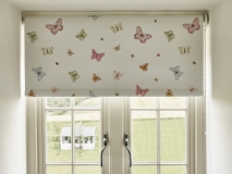 Roman blind with butterflies and chain system